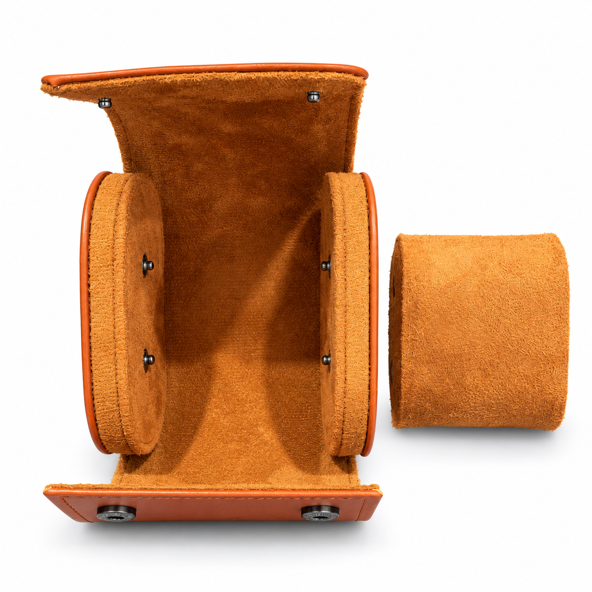 Écrin cognac ouvert avec coussin retiré sur fond blanc