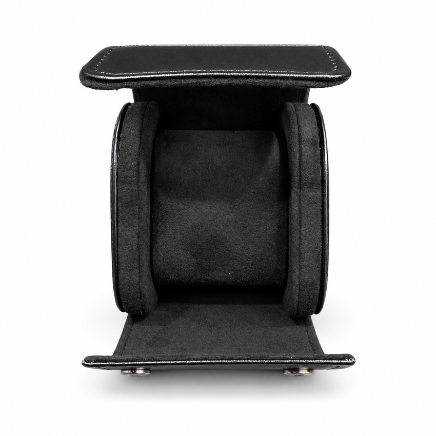 Écrin noir ouvert avec son coussin sur fond blanc