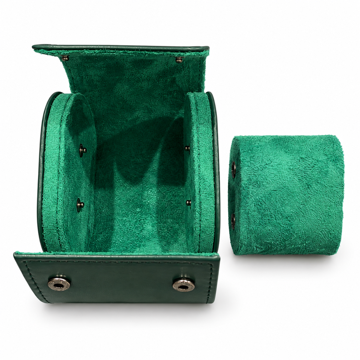 Écrin vert ouvert avec coussin retiré sur fond blanc