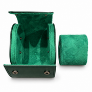 Écrin vert ouvert avec coussin retiré sur fond blanc