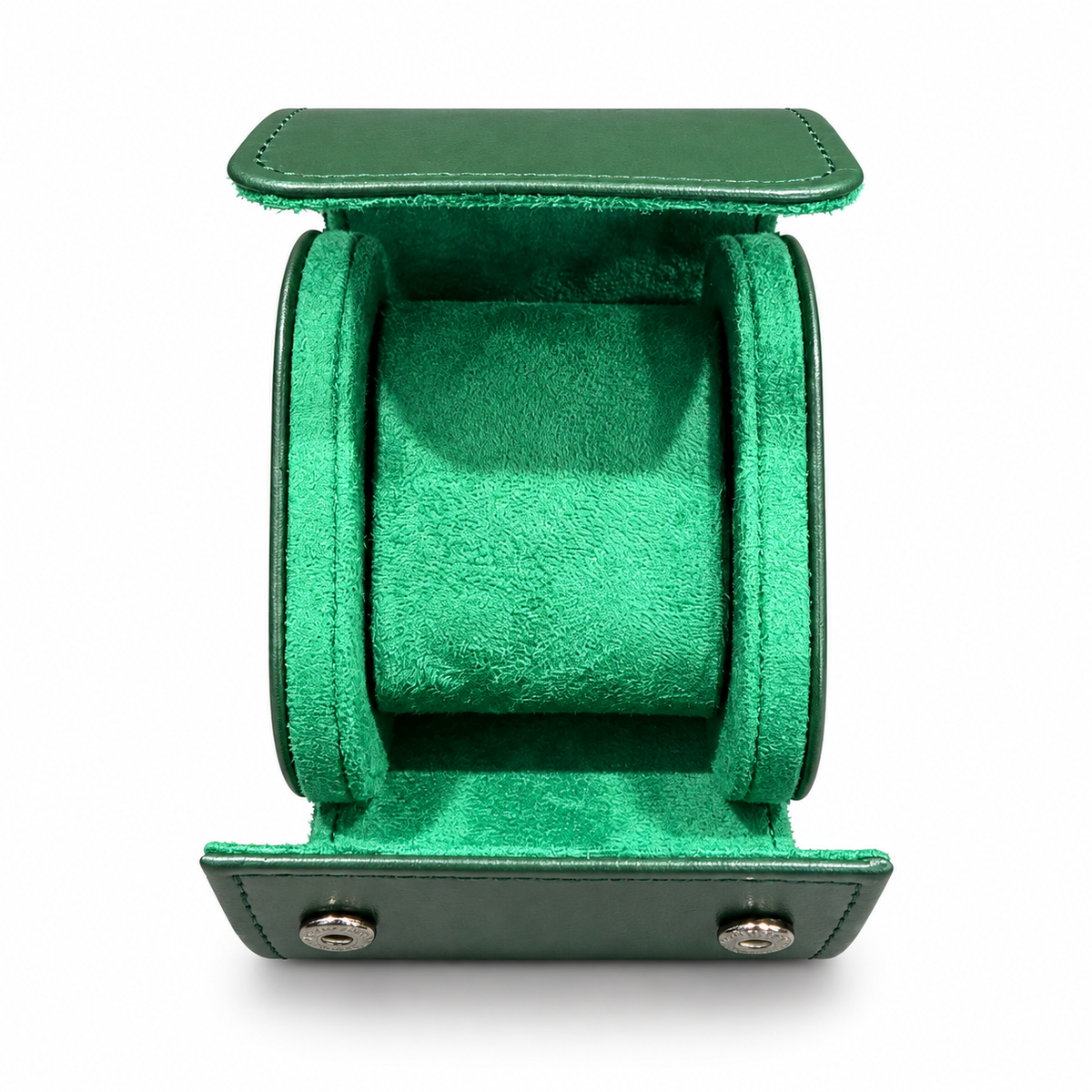 Écrin vert ouvert avec son coussin sur fond blanc
