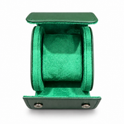 Écrin vert ouvert avec son coussin sur fond blanc